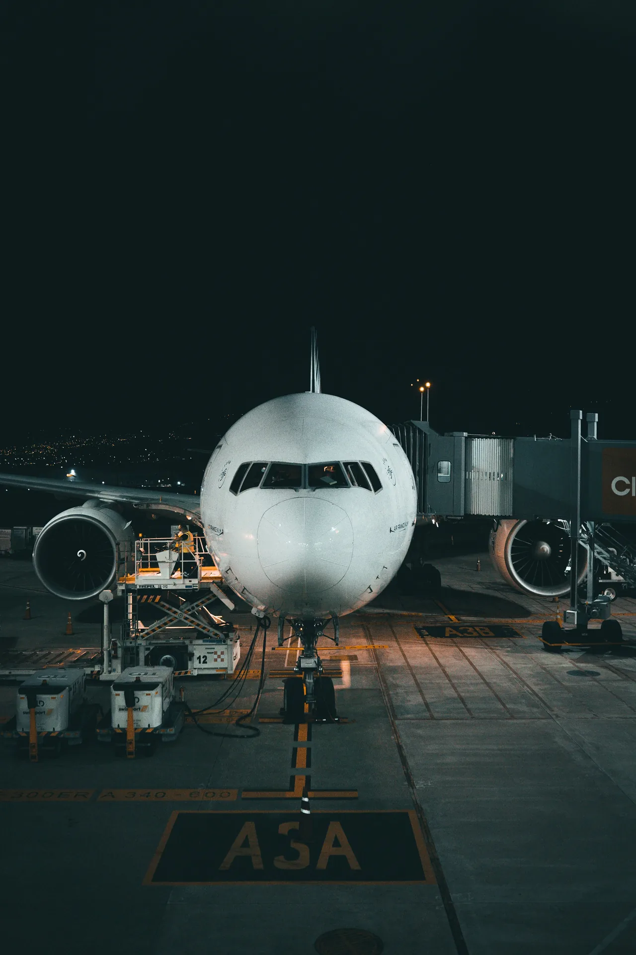 Passagierflugzeug auf dem Vorfeld bei Nacht