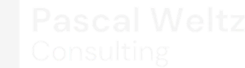 Negativlogo Pascal Weltz Consulting in Weiß für dunkle Flächen